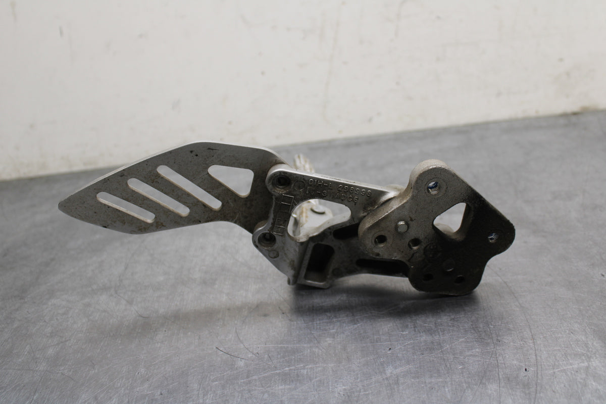 09 SUZUKI GSXR600 LEFT REARSET REAR SET DRIVER FOOT PEG REST STOP BB759