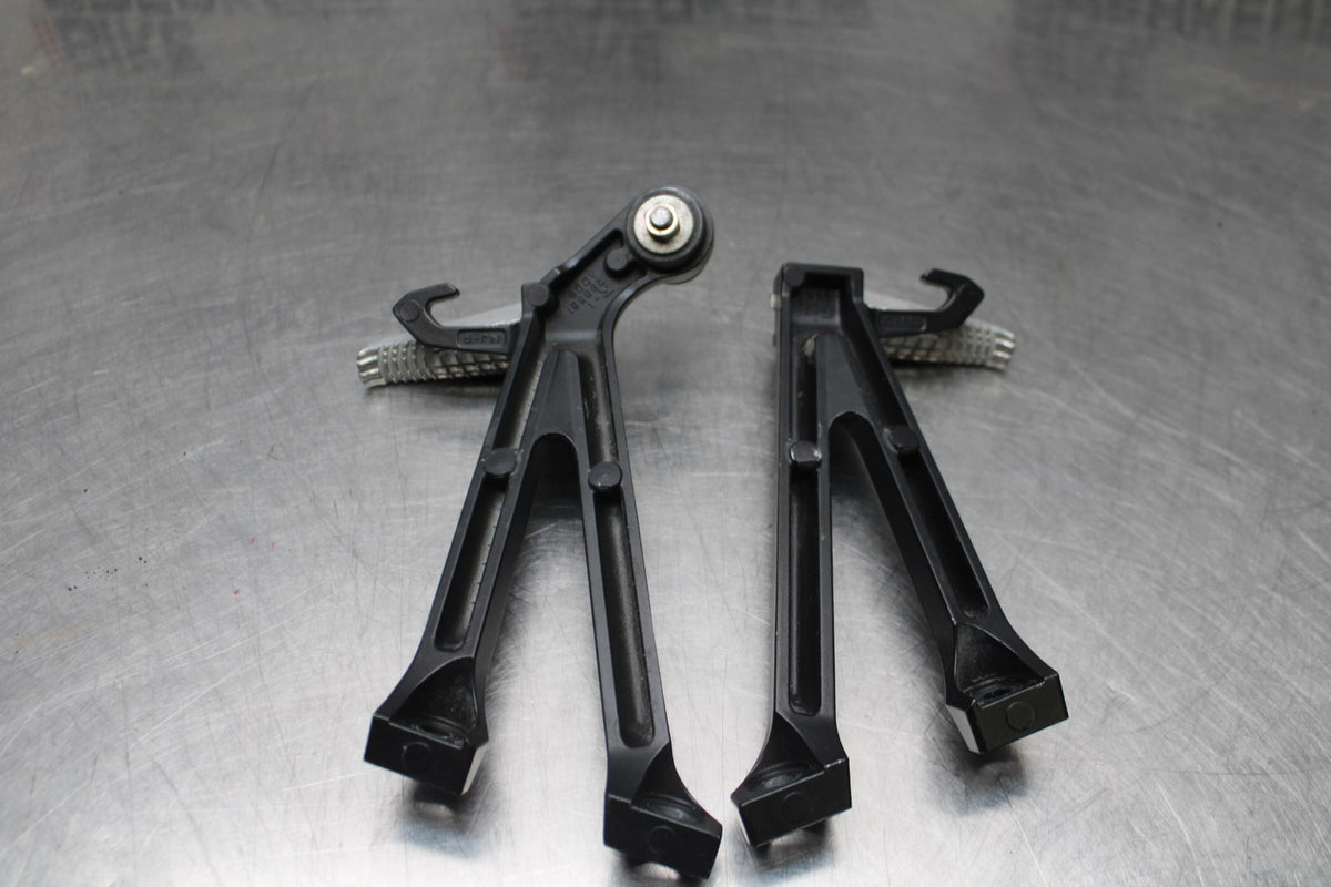 11-24 SUZUKI GSXR750 REAR BACK PASSENGER PEG SET PAIR BB630