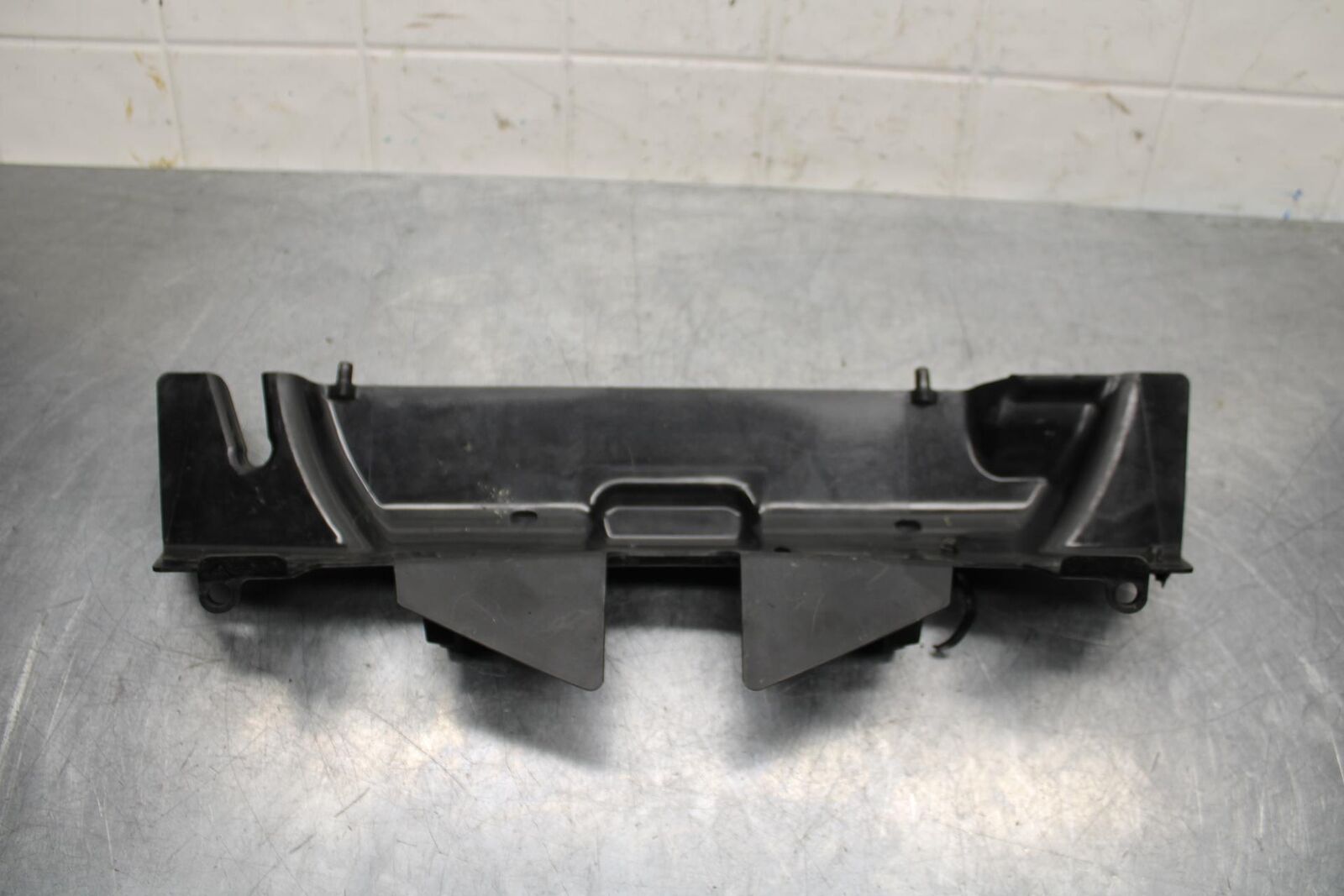 20 SUZUKI GSXR 1000 RIGHT MID UPPER SIDE FAIRING COWL PLASTIC BB597