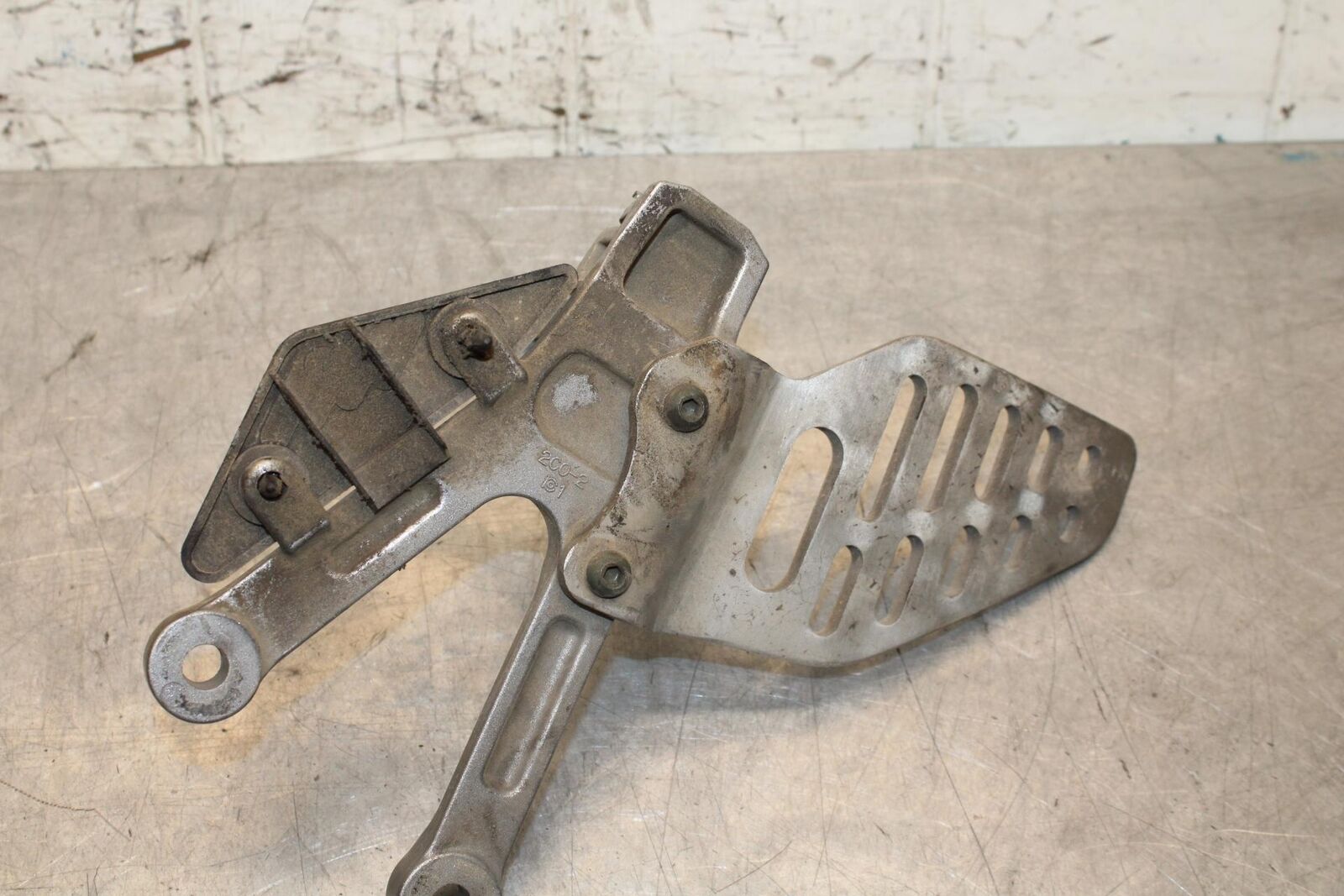 2006 Yamaha YZF R6 LEFT REARSET REAR SET DRIVER FOOT PEG REST STOP BB560