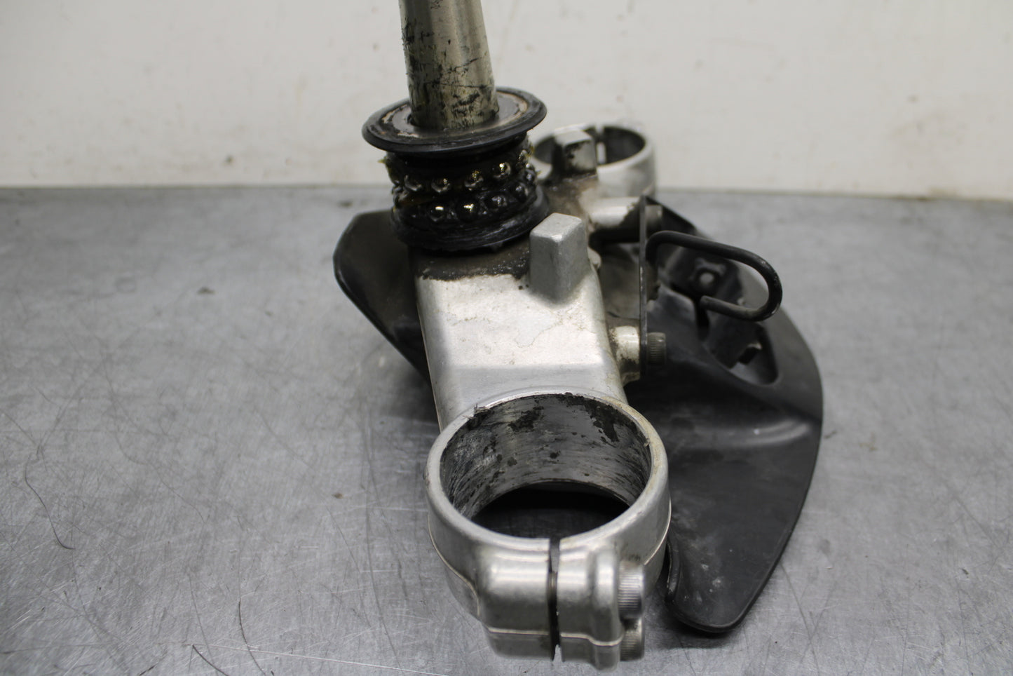 00-01 YAMAHA YZF R1 FRONT FORKS CLAMP LOWER TRIPLE TREE STEM BB755