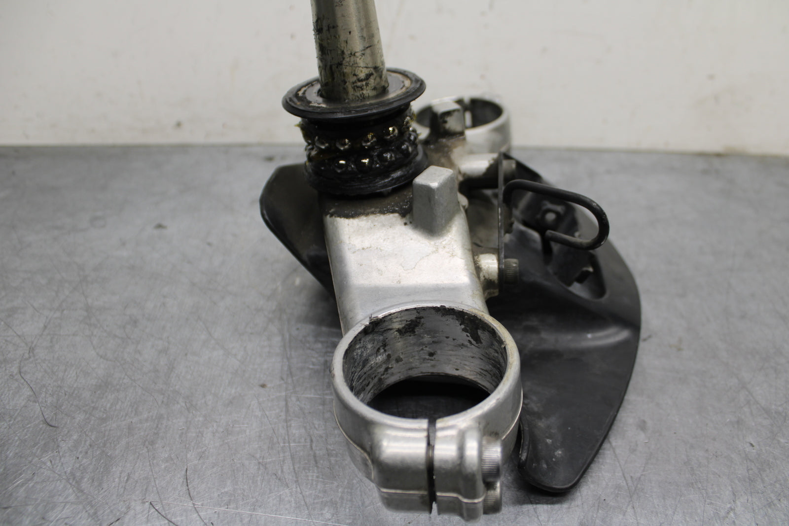 00-01 YAMAHA YZF R1 FRONT FORKS CLAMP LOWER TRIPLE TREE STEM BB755