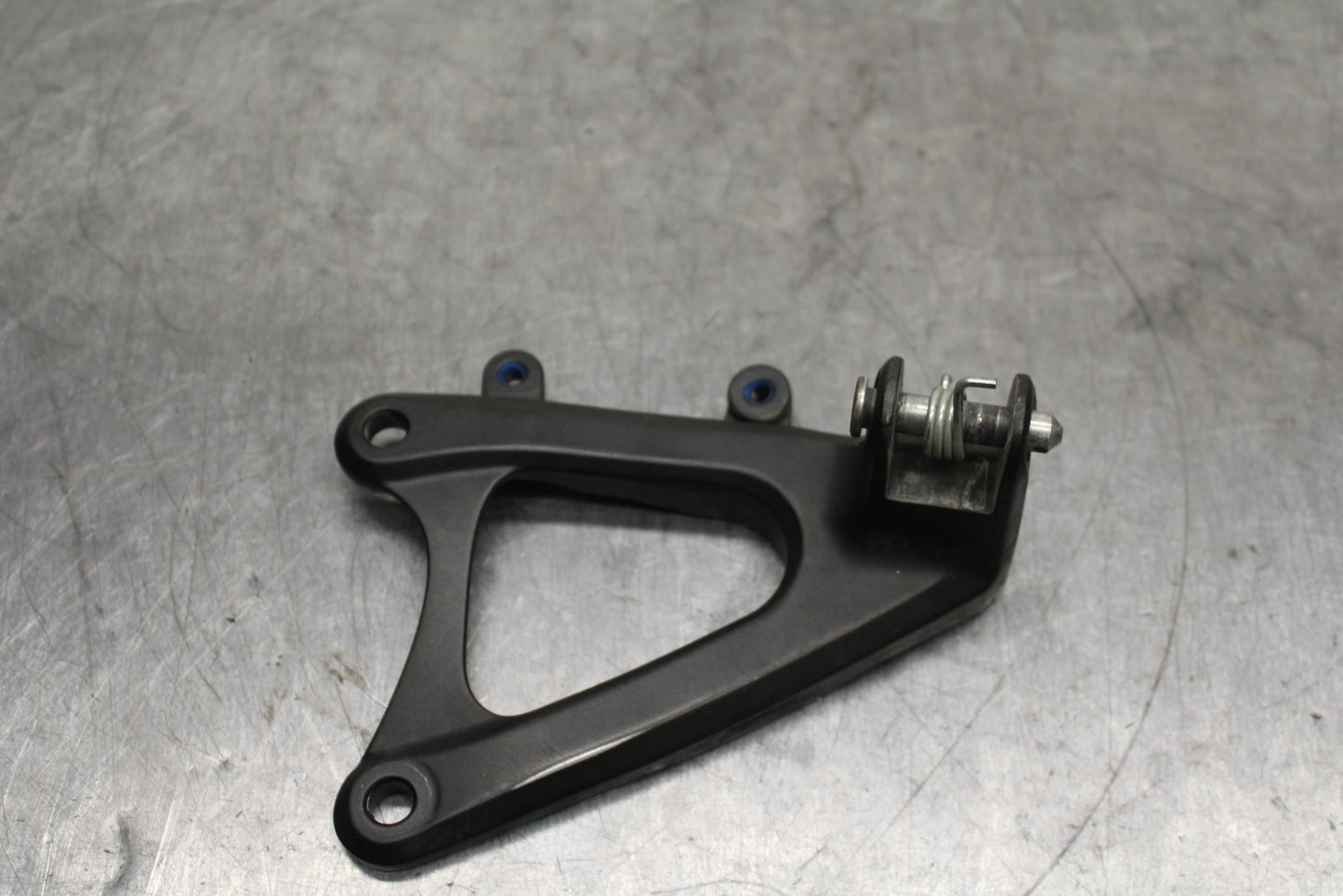09-14 YAMAHA YZF R1 LEFT REARSET REAR SET DRIVER FOOT PEG BRACKET MOUNT BB119