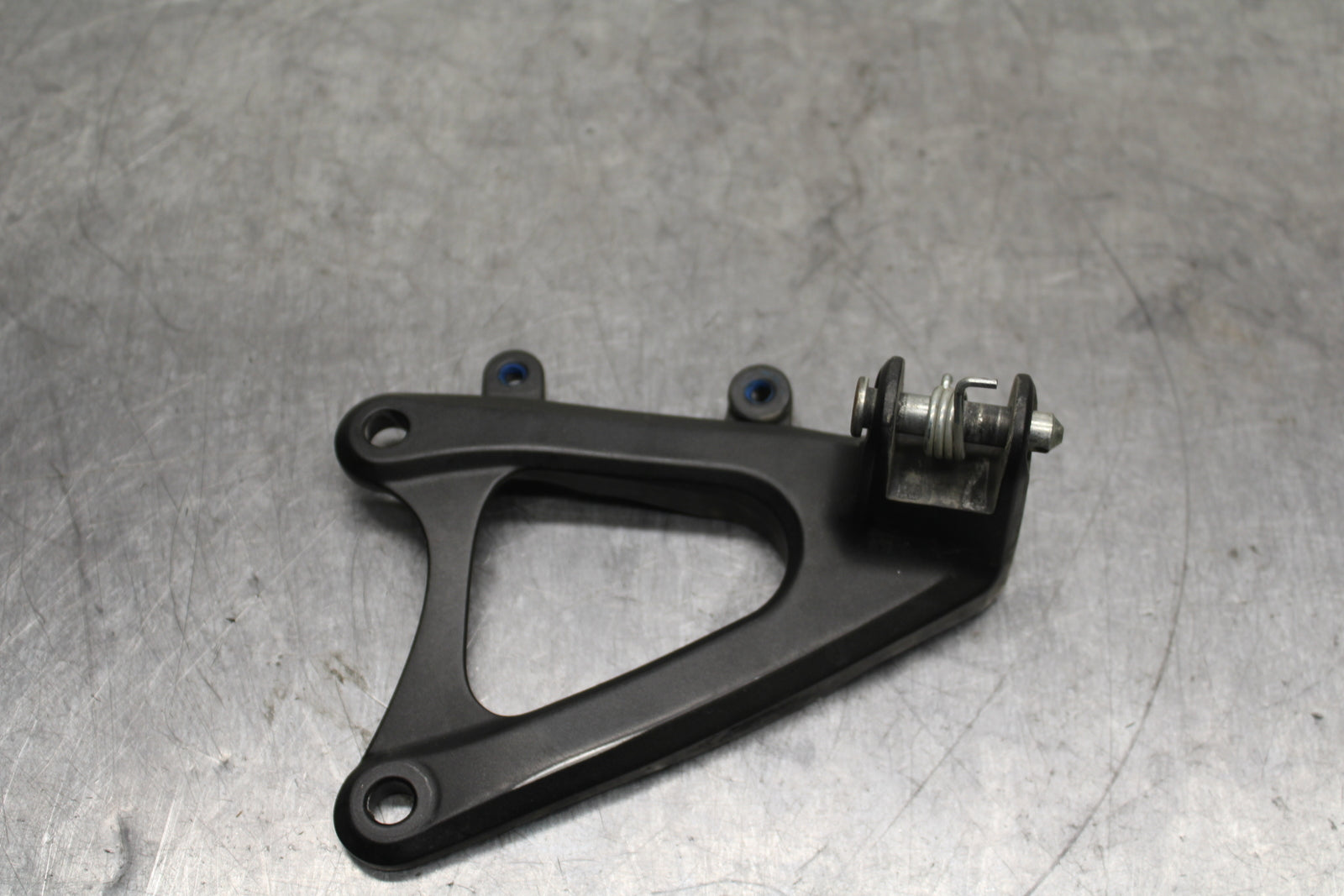 09-14 YAMAHA YZF R1 LEFT REARSET REAR SET DRIVER FOOT PEG BRACKET MOUNT BB119