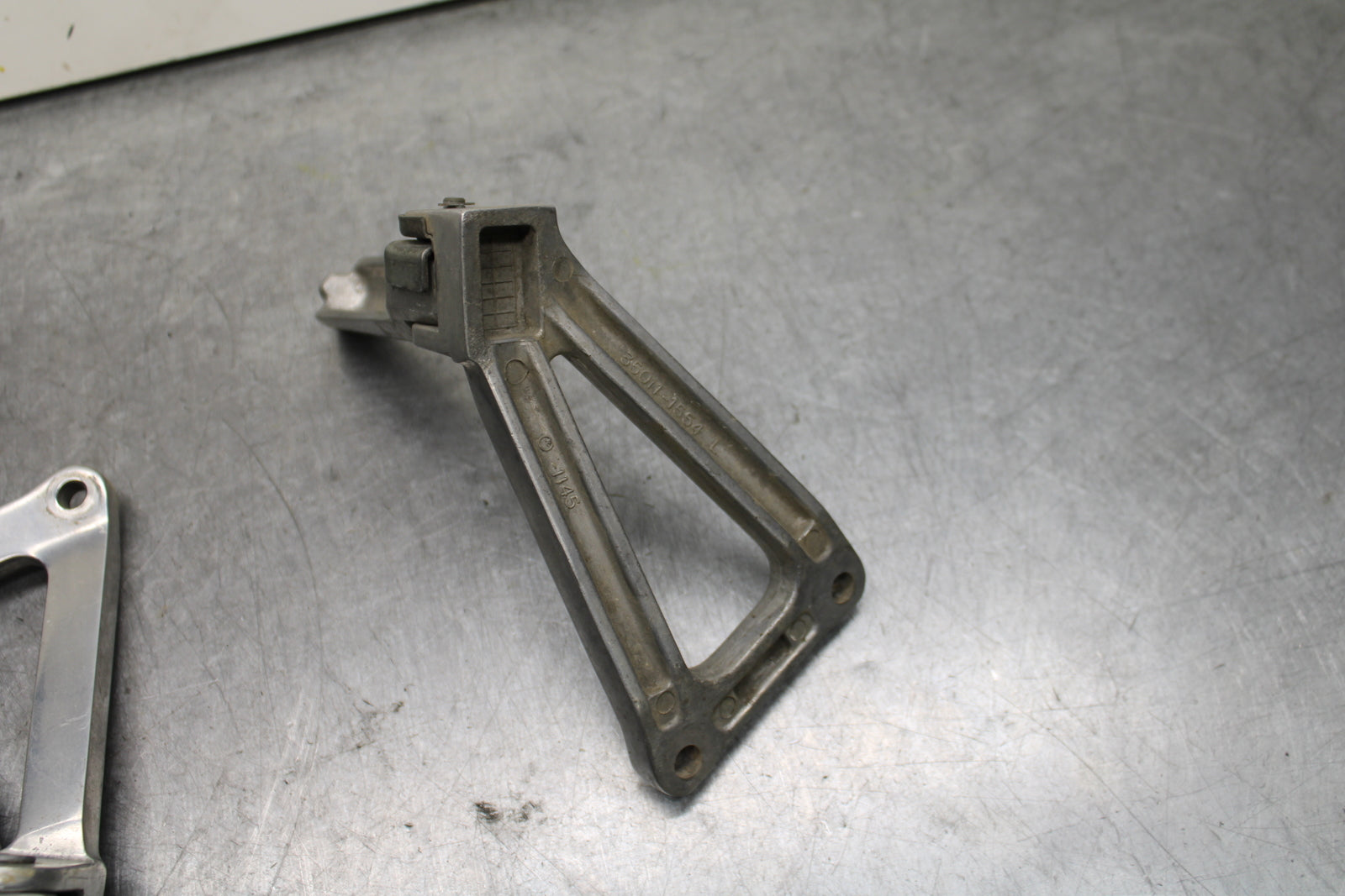 93-94 KAWASAKI NINJA ZX7R REAR BACK PASSENGER PEG SET PAIR BB122