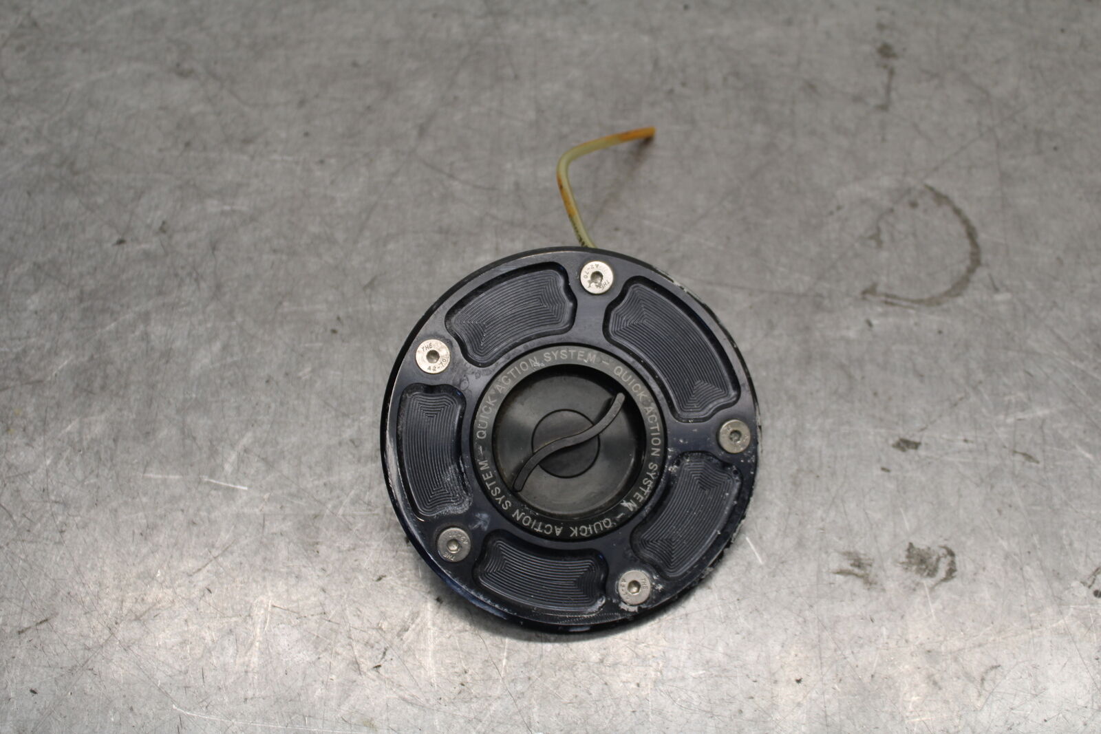 05-06 SUZUKI GSXR1000 FUEL TANK GAS CAP BB677