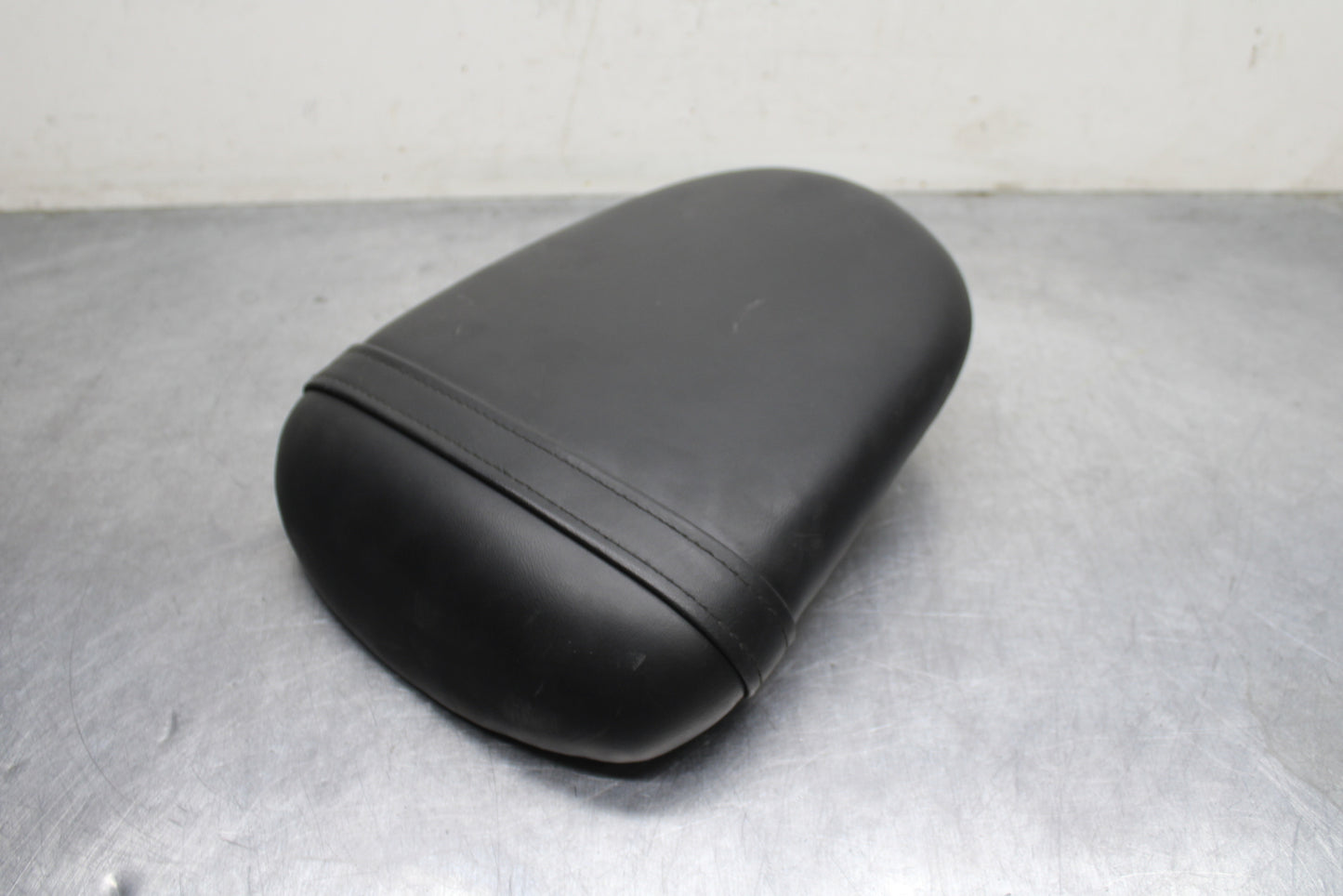 09 SUZUKI GSXR600 REAR BACK PASSENGER TANDEM SEAT PAD SADDLE PILLION BB759