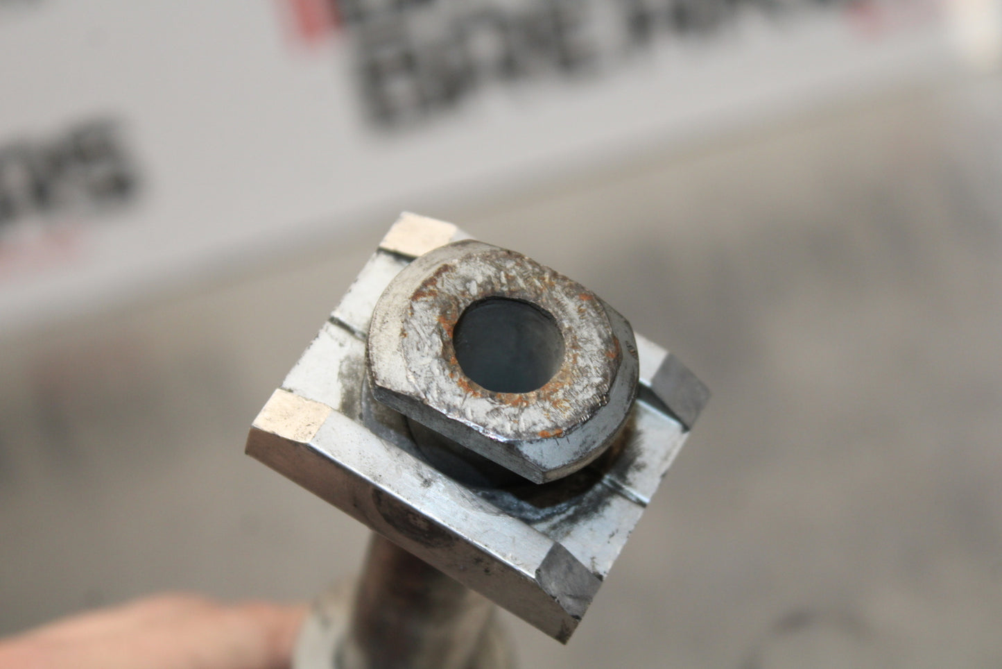 04-05 KAWASAKI NINJA ZX10R REAR AXLE BACK WHEEL RIM PIVOT BOLT AXEL BB163