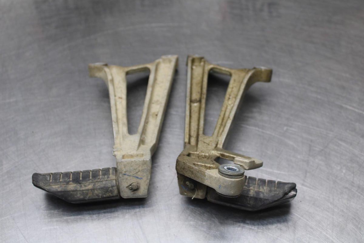 08 HONDA CBR125R REAR BACK PASSENGER PEG SET PAIR BB804