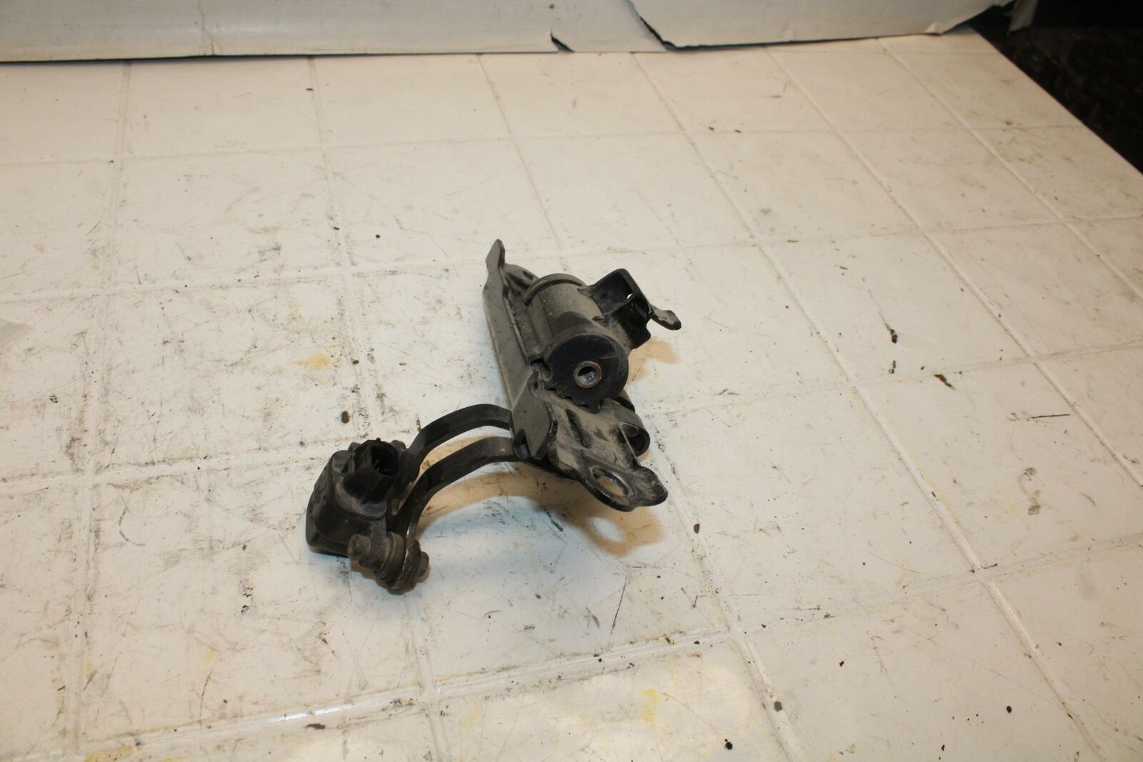 04-05 KAWASAKI NINJA ZX10R GAS TANK FUEL CELL PETROL RESERVOIR MOUNT BB398