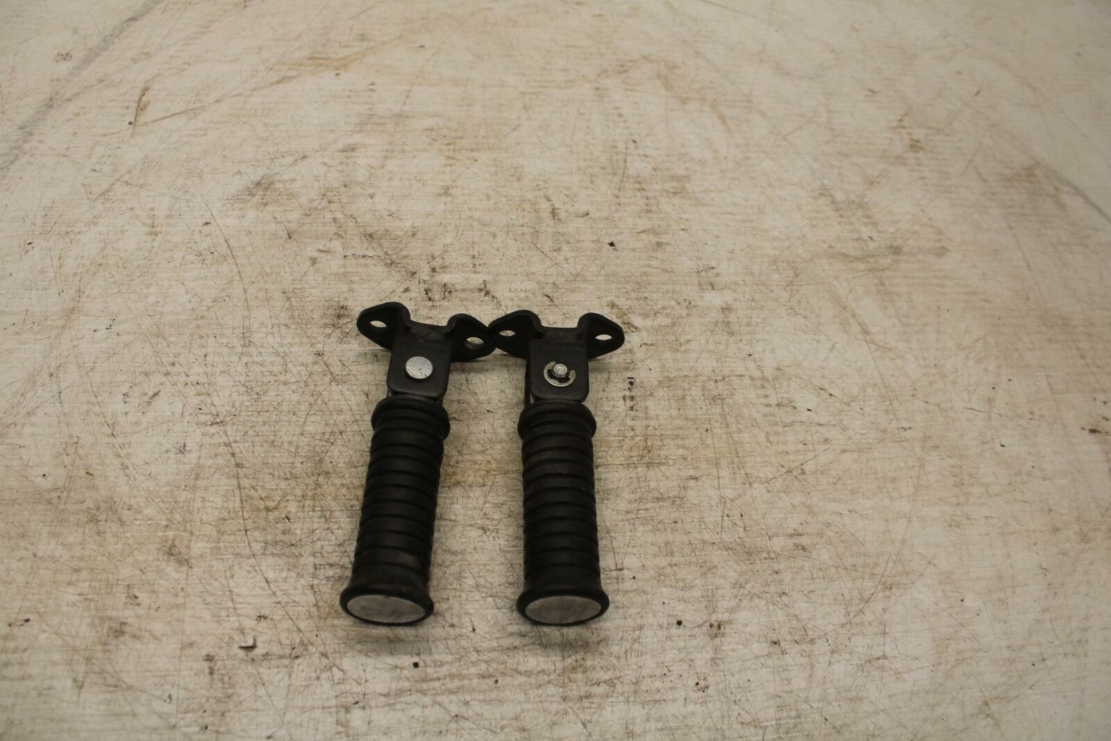 06-21 KAWASAKI VULCAN 900 FRONT FOOT RESTS PEGS STEPS SET PAIR BB363