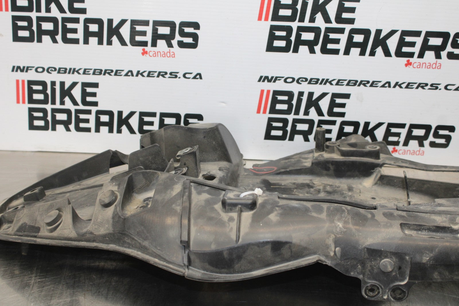 07-08 KAWASAKI NINJA ZX6R REAR BACK TAIL UNDERTAIL BATTERY TRAY PLASTIC BB203
