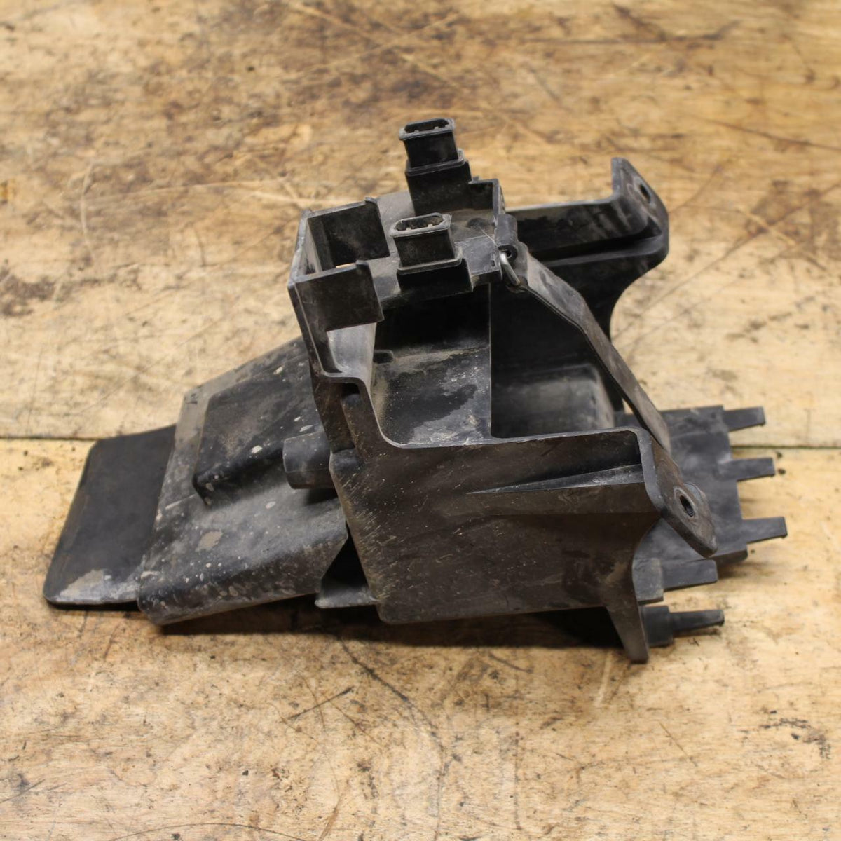 07-11 SUZUKI VSTROM 650 REAR BACK TAIL UNDERTAIL BATTERY TRAY PLASTIC BB340