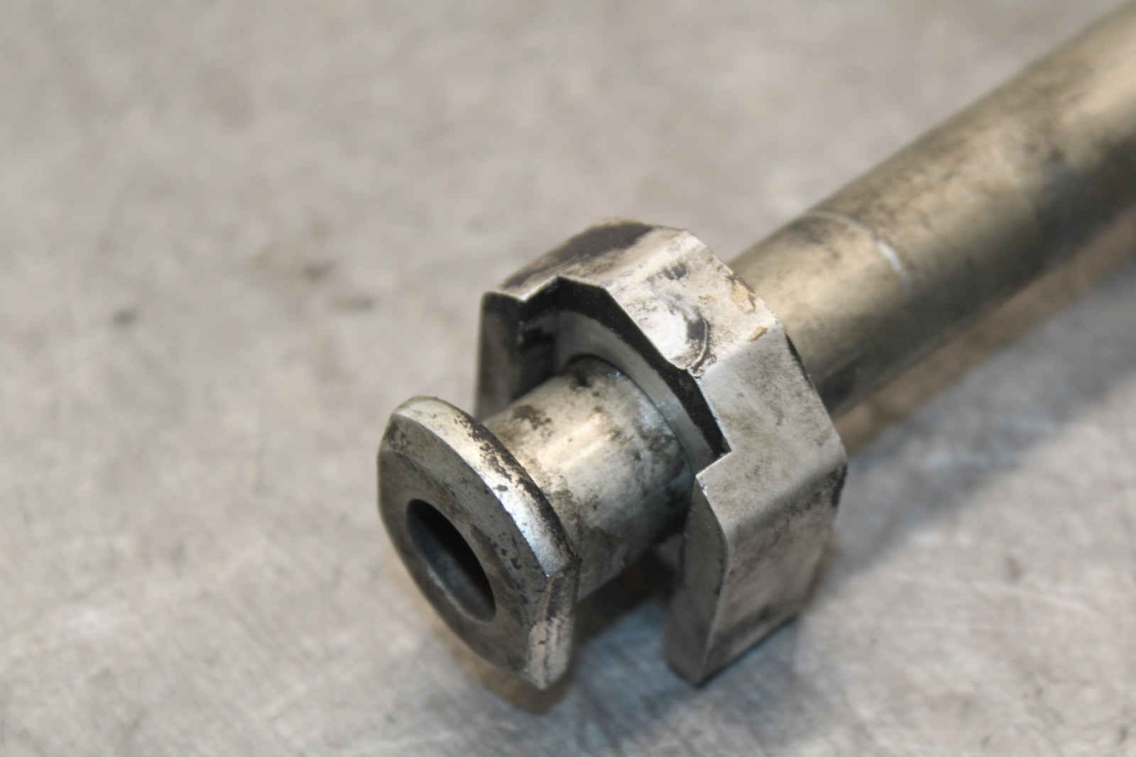 07-08 TRIUMPH DAYTONA 675 REAR AXLE BACK WHEEL RIM PIVOT BOLT AXEL BB685
