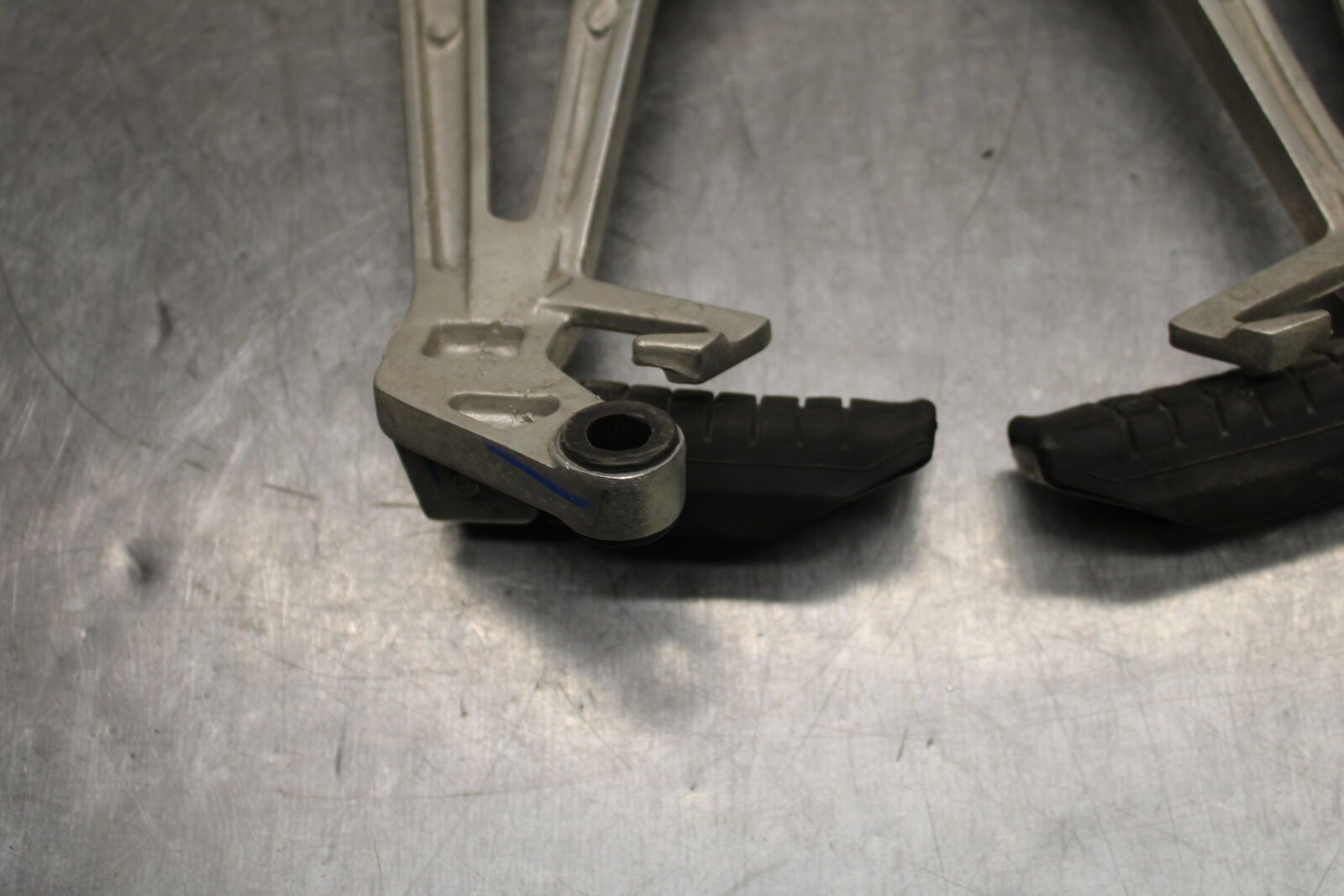 08 HONDA CBR125R REAR BACK PASSENGER PEG SET PAIR BB114