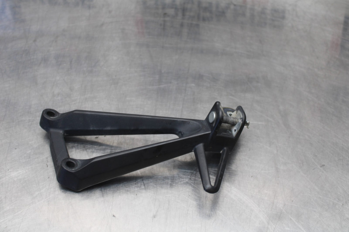 17-18 YAMAHA YZF R3 RIGHT REAR BACK PASSENGER PEG BB788