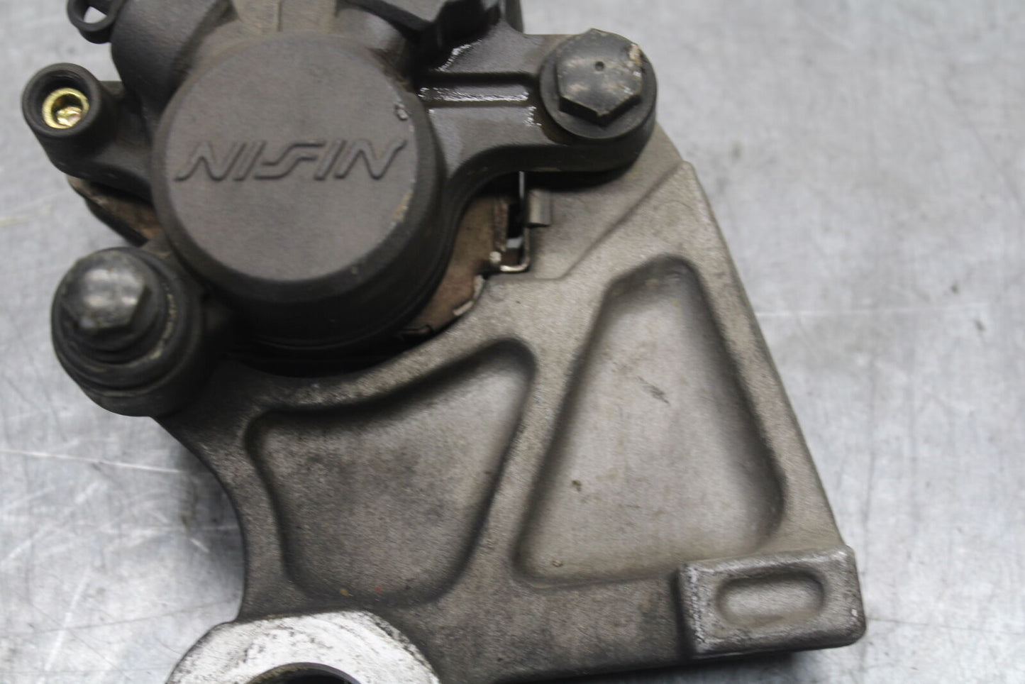 06 YAMAHA YZF R6 REAR BACK BRAKE CALIPER W MOUNT BRACKET BB716