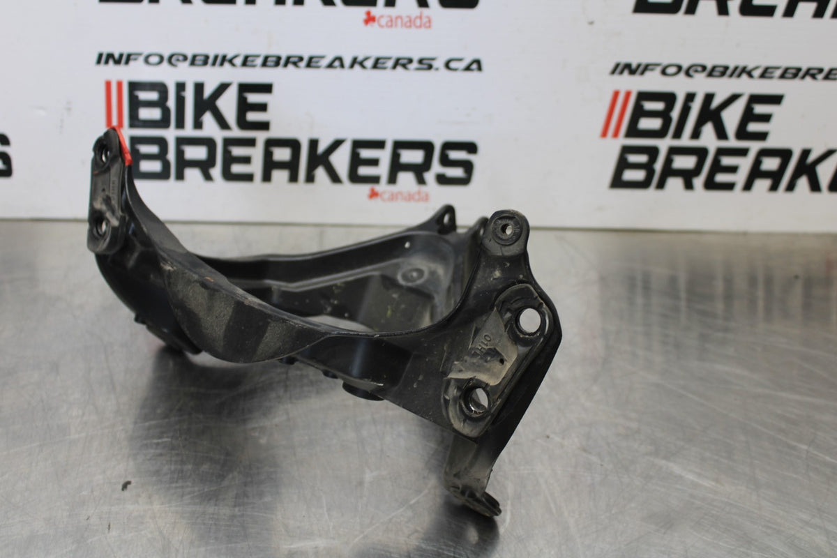06-07 SUZUKI GSXR 600 UPPER FAIRING MIRROR GAUGES STAY BRACKET BB178