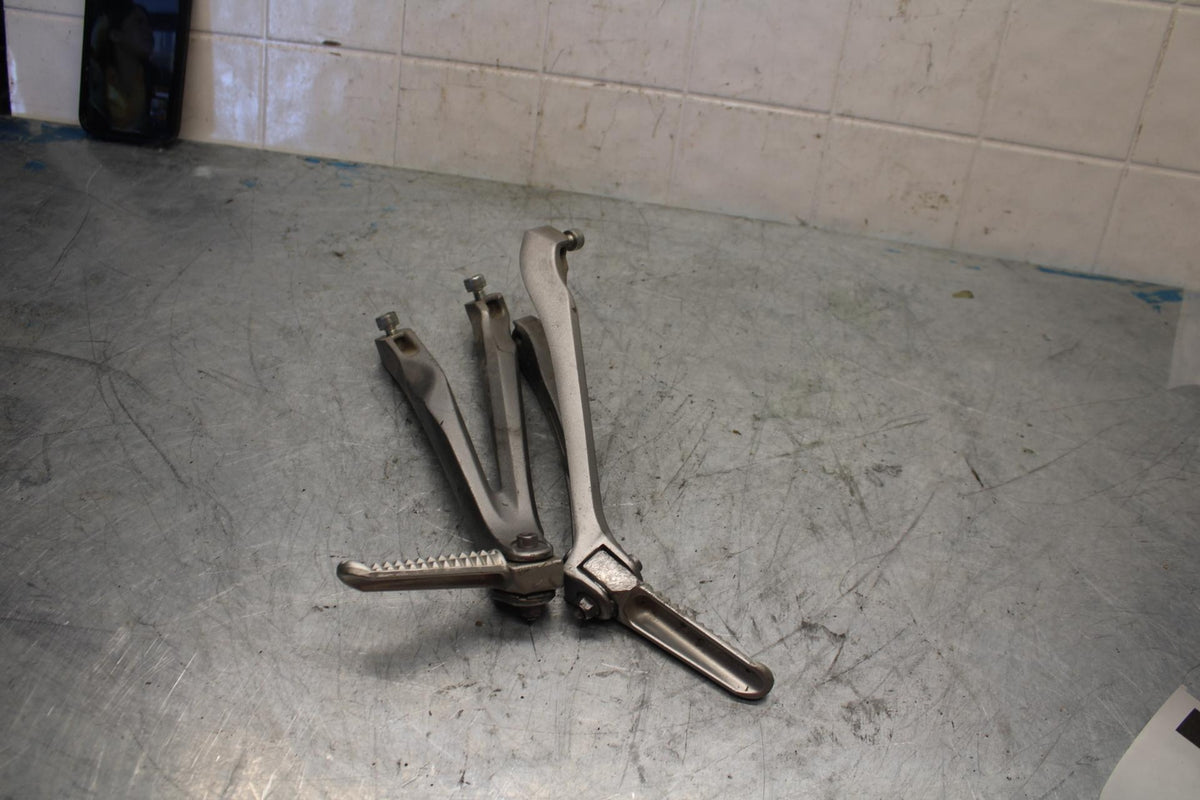 07-08 YAMAHA YZF R1 REAR BACK PASSENGER PEG SET PAIR BB425