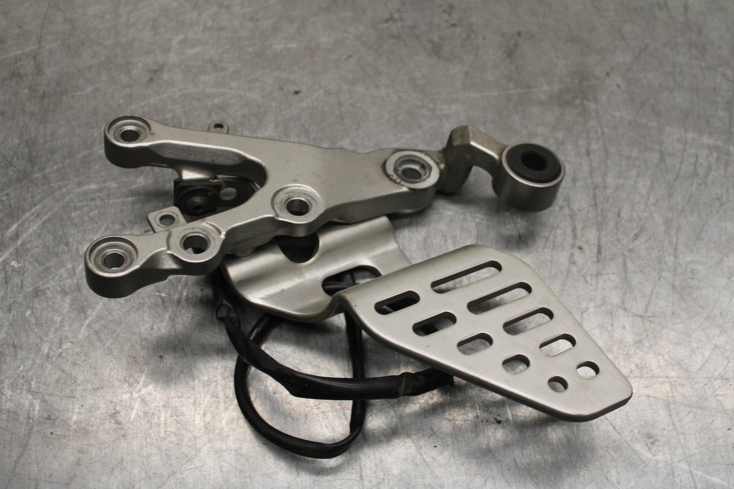 06 YAMAHA YZF R6 RIGHT LEFT REARSETS REAR SET DRIVER FOOT PEGS  BB716
