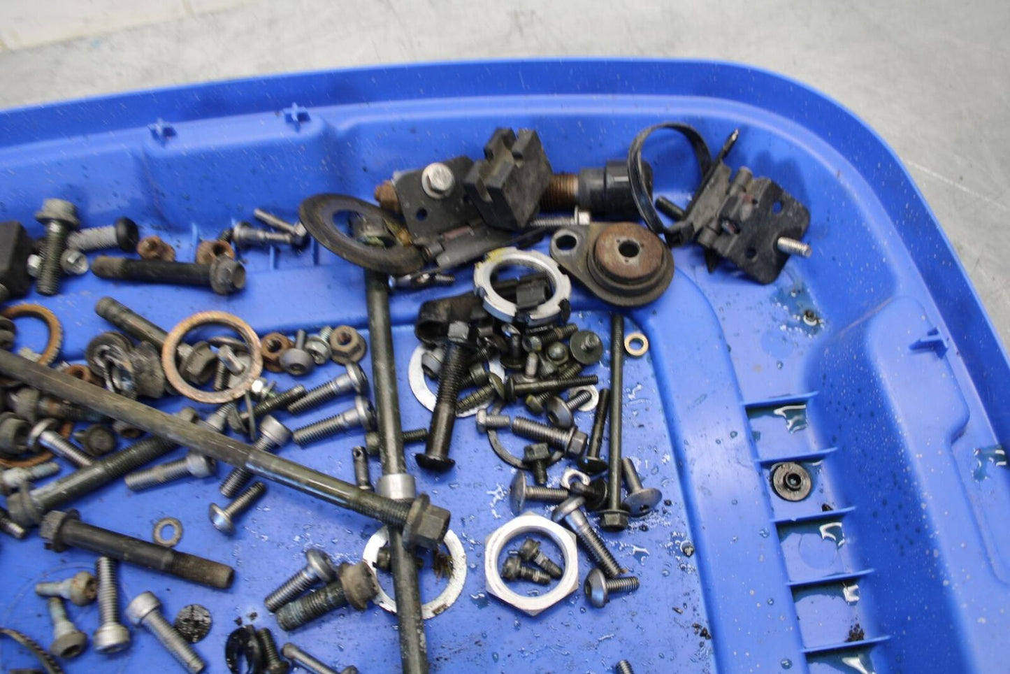 05 YAMAHA YZF R6S LEFTOVER MOUNTING BOLTS HARDWARE MOTOR SCREWS BB462