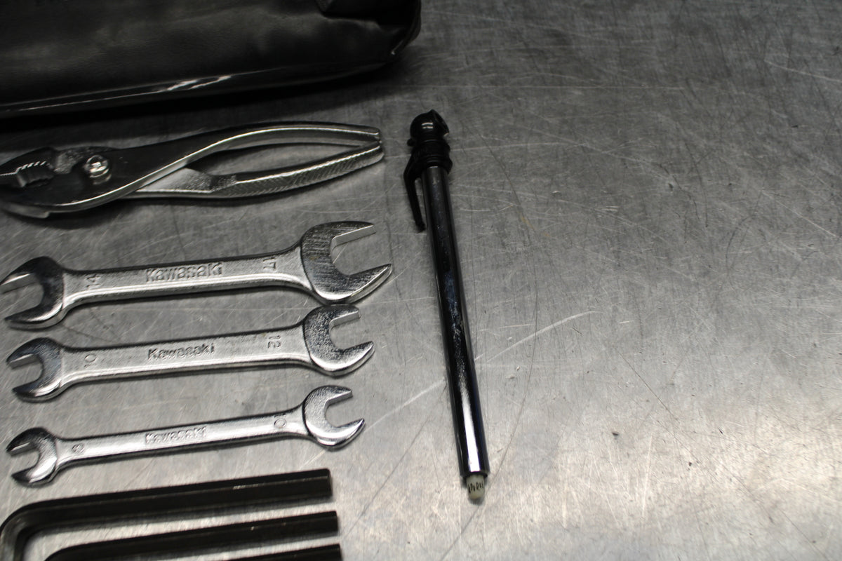04 KAWASAKI VULCAN 1500 STOCK TOOLS OEM TOOL BAG KIT SET BB762