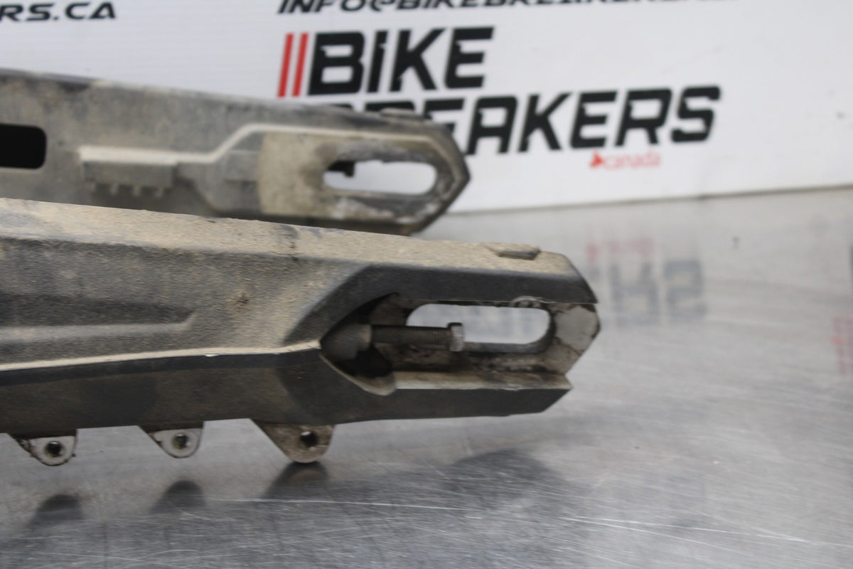 15 TRIUMPH TIGER 800 REAR SWINGARM BACK SUSPENSION SWING ARM BB873