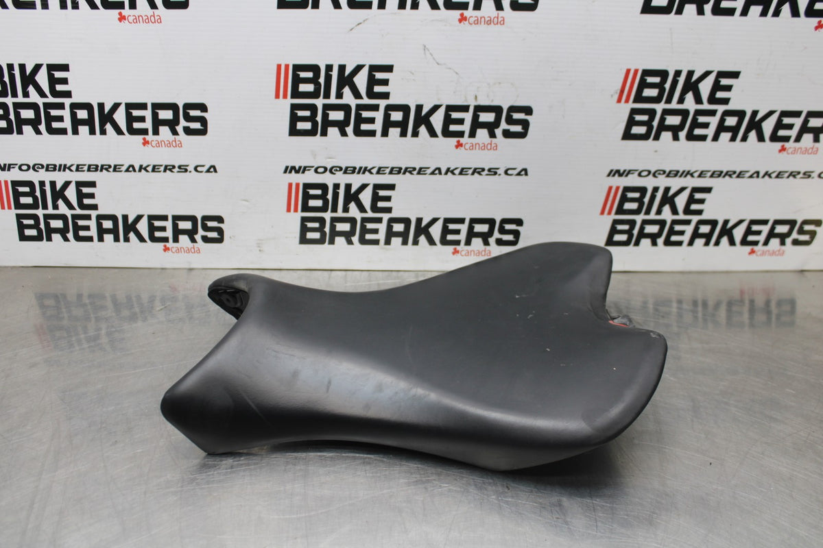20 TRIUMPH STREET TRIPLE 765 FRONT DRIVERS SEAT PAD SADDLE PILLION BB864