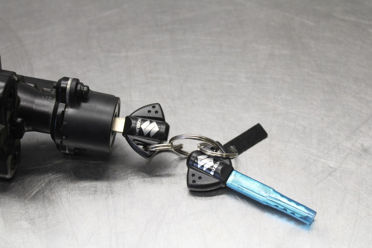 07-08 SUZUKI GSXR1000 IGNITION LOCK & GAS CAP TWO KEYS BB944