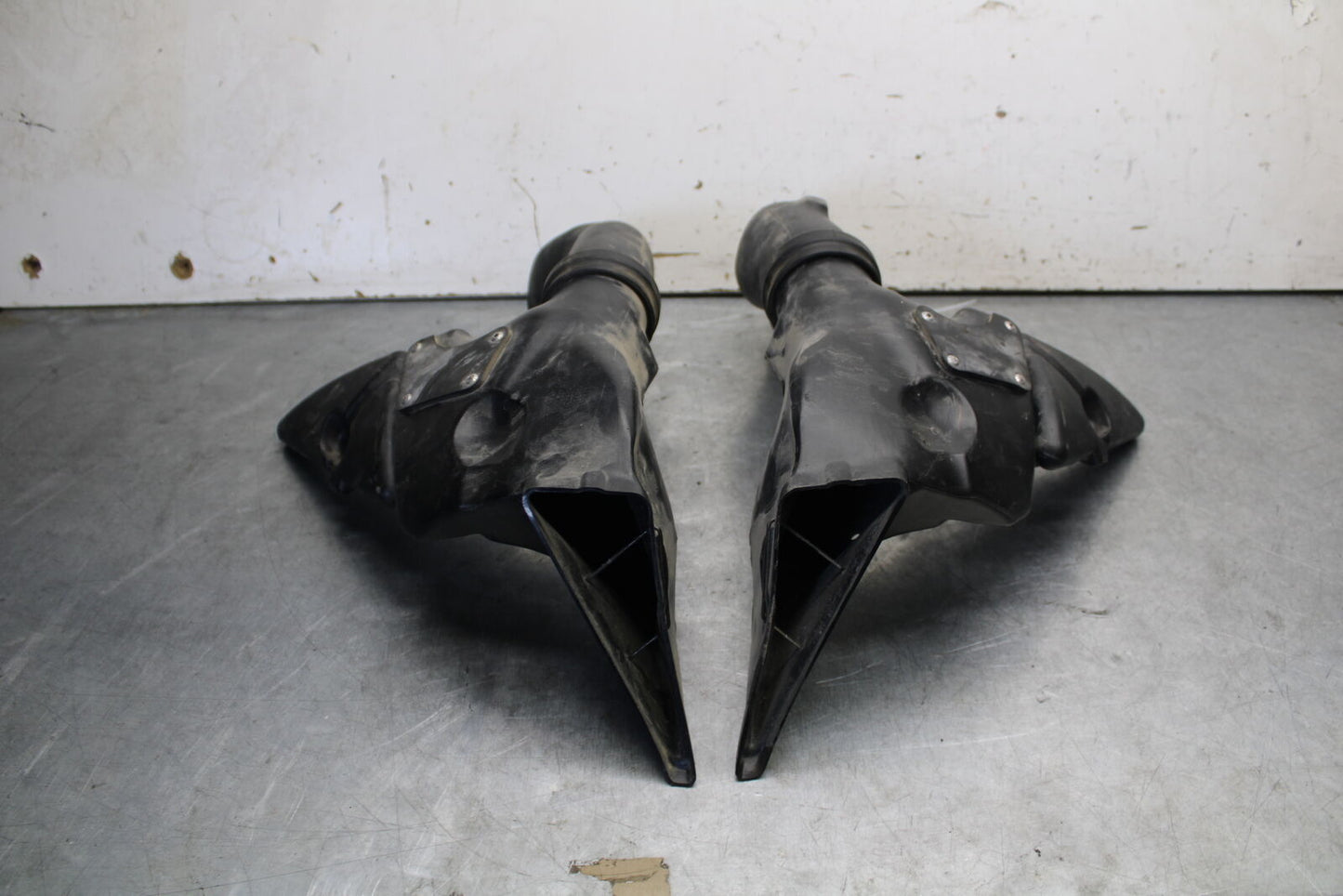 05-06 HONDA CBR600RR RIGHT LEFT INTAKE DUCTS 64330-MEE-A00 64335-MEE-940 BB655 