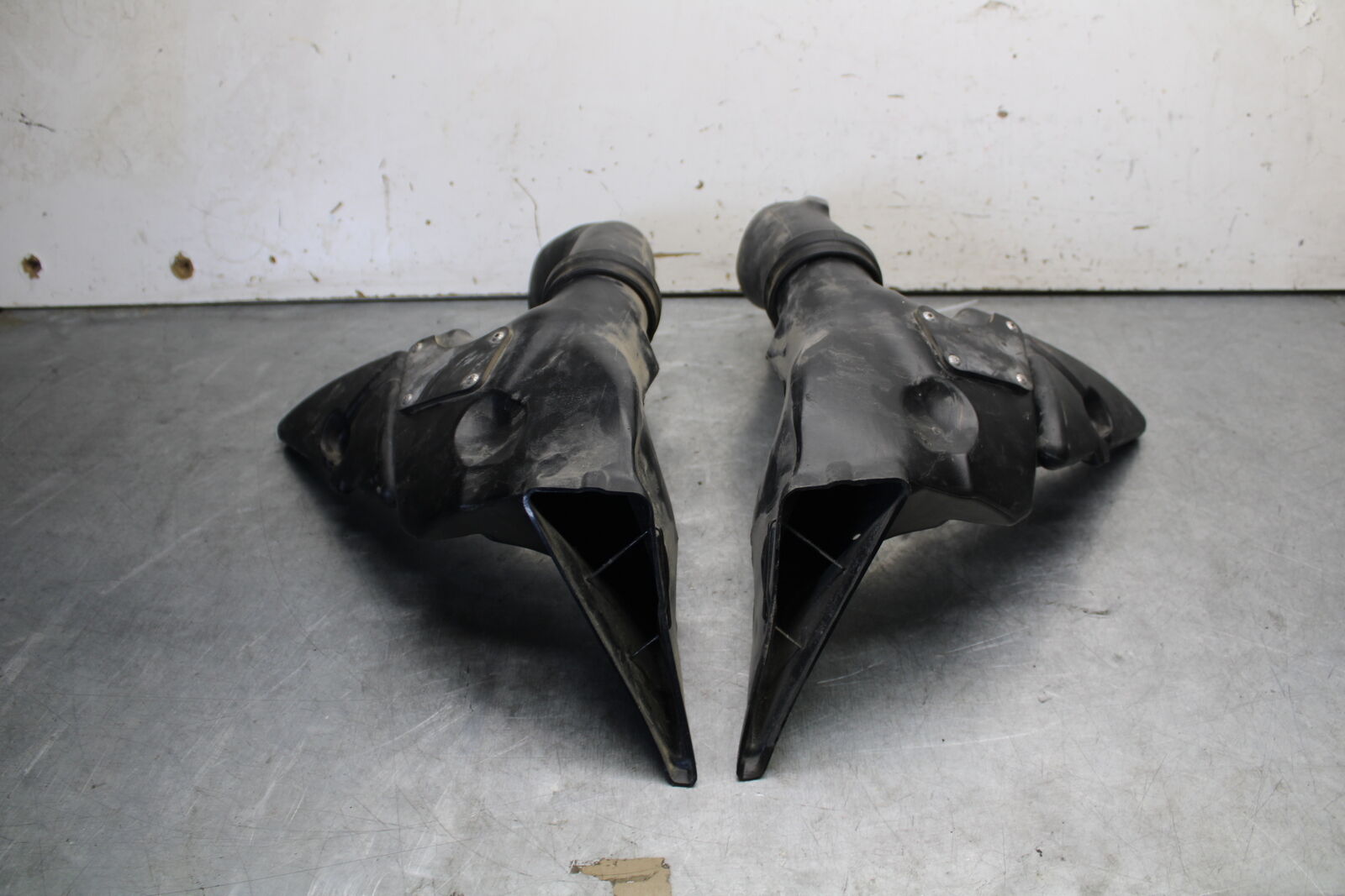 05-06 HONDA CBR600RR RIGHT LEFT INTAKE DUCTS 64330-MEE-A00 64335-MEE-940 BB655 