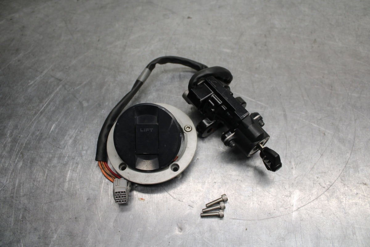11-24 SUZUKI GSXR750 IGNITION LOCK KEY SET W/ GAS CAP BB128