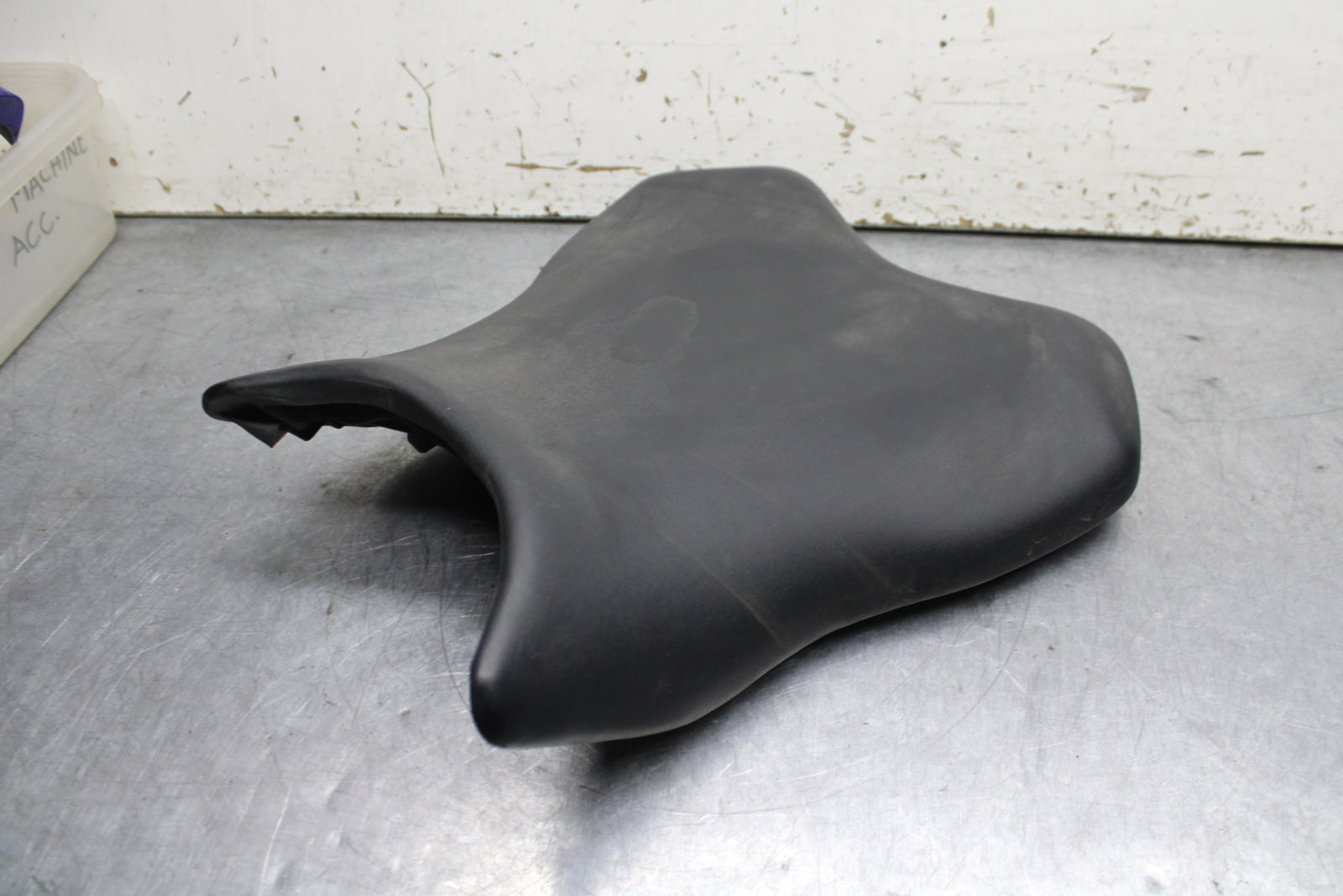 06-07 YAMAHA YZF R6 FRONT DRIVERS SEAT PAD SADDLE PILLION BB742