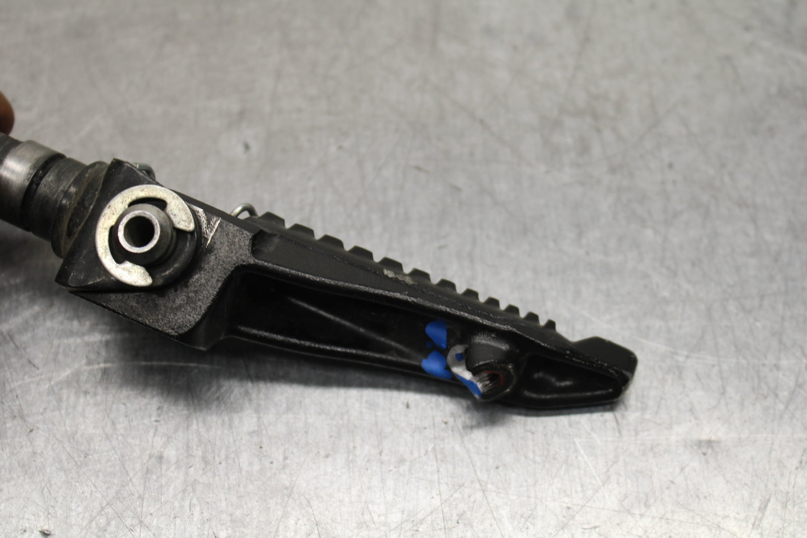 13-17 KAWASAKI NINJA ZX6R ZX636E RIGHT FRONT FOOT REST PEG STEP BB735