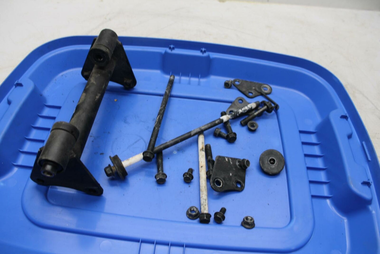 06-21 KAWASAKI VULCAN 900 ENGINE MOTOR MOUNT STAY BRACKETS BB363