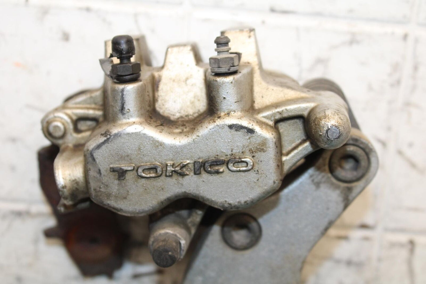 2005 Kawasaki Vulcan 1500 VN1500N Classic REAR BACK BRAKE CALIPER W MOUNT BB576