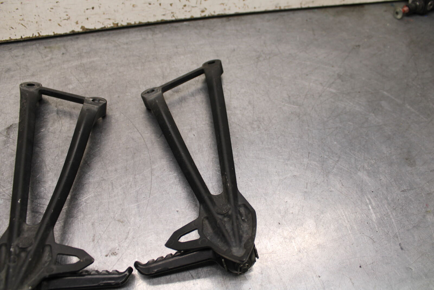13-17 KAWASAKI NINJA ZX6R ZX636E REAR BACK PASSENGER PEG SET PAIR BB735