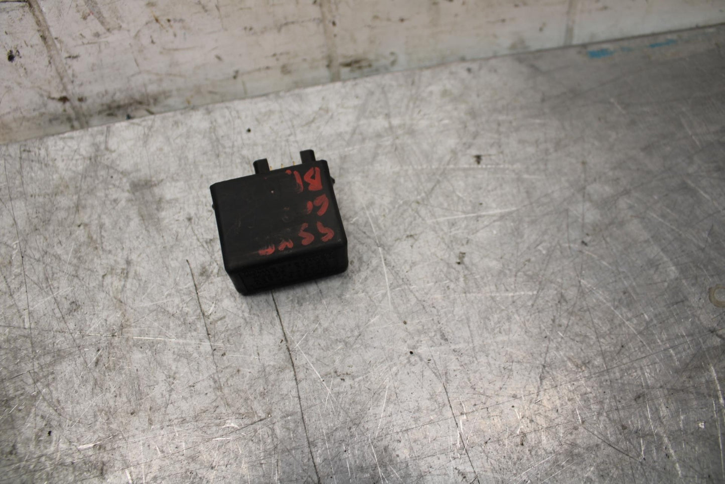 2001 Suzuki GSXR1000 TURN SIGNAL BLINKER RELAY FLASHER SWITCH 38610-03F00 BB52