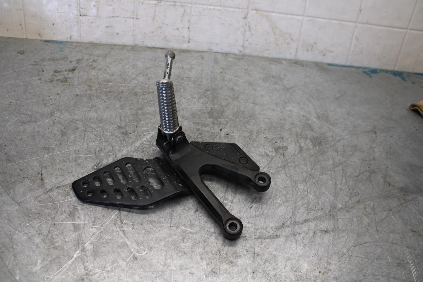 08-16 YAMAHA YZF R6 LEFT REARSET REAR SET DRIVER FOOT PEG REST STOP BB431