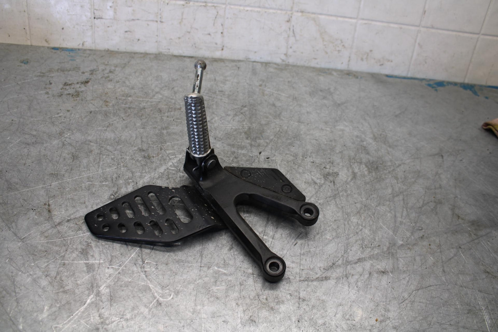 08-16 YAMAHA YZF R6 LEFT REARSET REAR SET DRIVER FOOT PEG REST STOP BB431