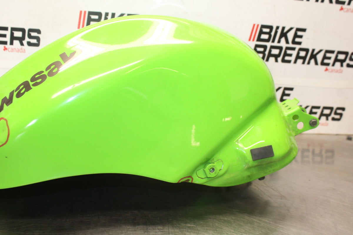 04-05 KAWASAKI NINJA ZX10R GAS TANK FUEL CELL PETROL RESERVOIR BB931