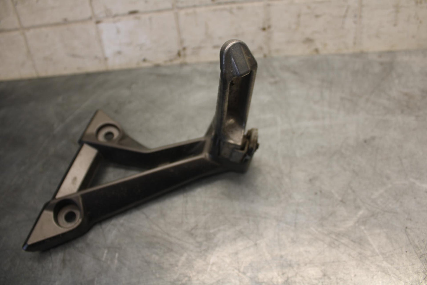 2015 Kawasaki Ninja 300 EX300B ABS LEFT REAR BACK PASSENGER PEG BRACKET BB518