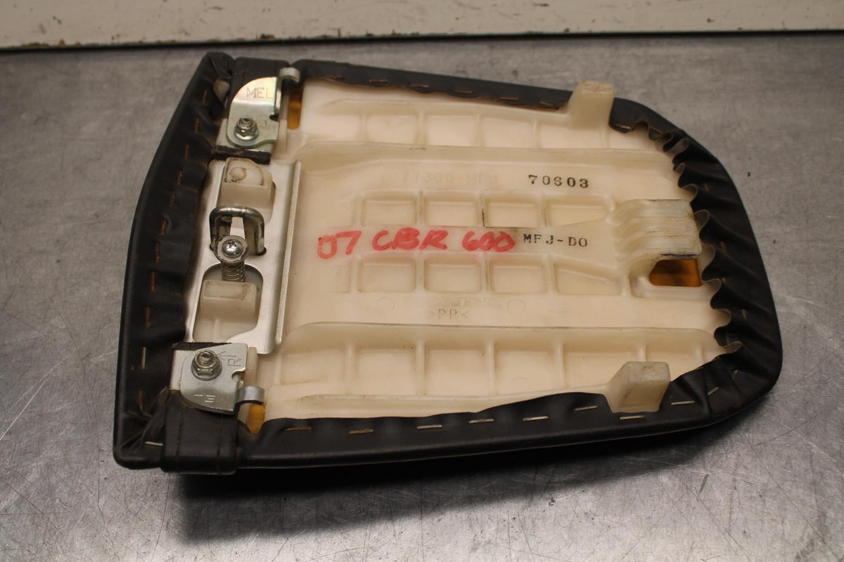07-12 HONDA CBR600RR REAR BACK PASSENGER SEAT PAD SADDLE PILLION BB622