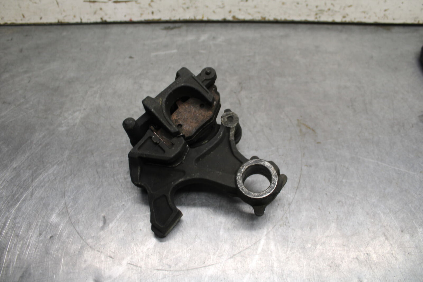 08-10 SUZUKI GSXR 600 REAR BACK BRAKE CALIPER W MOUNT BRACKET BB116