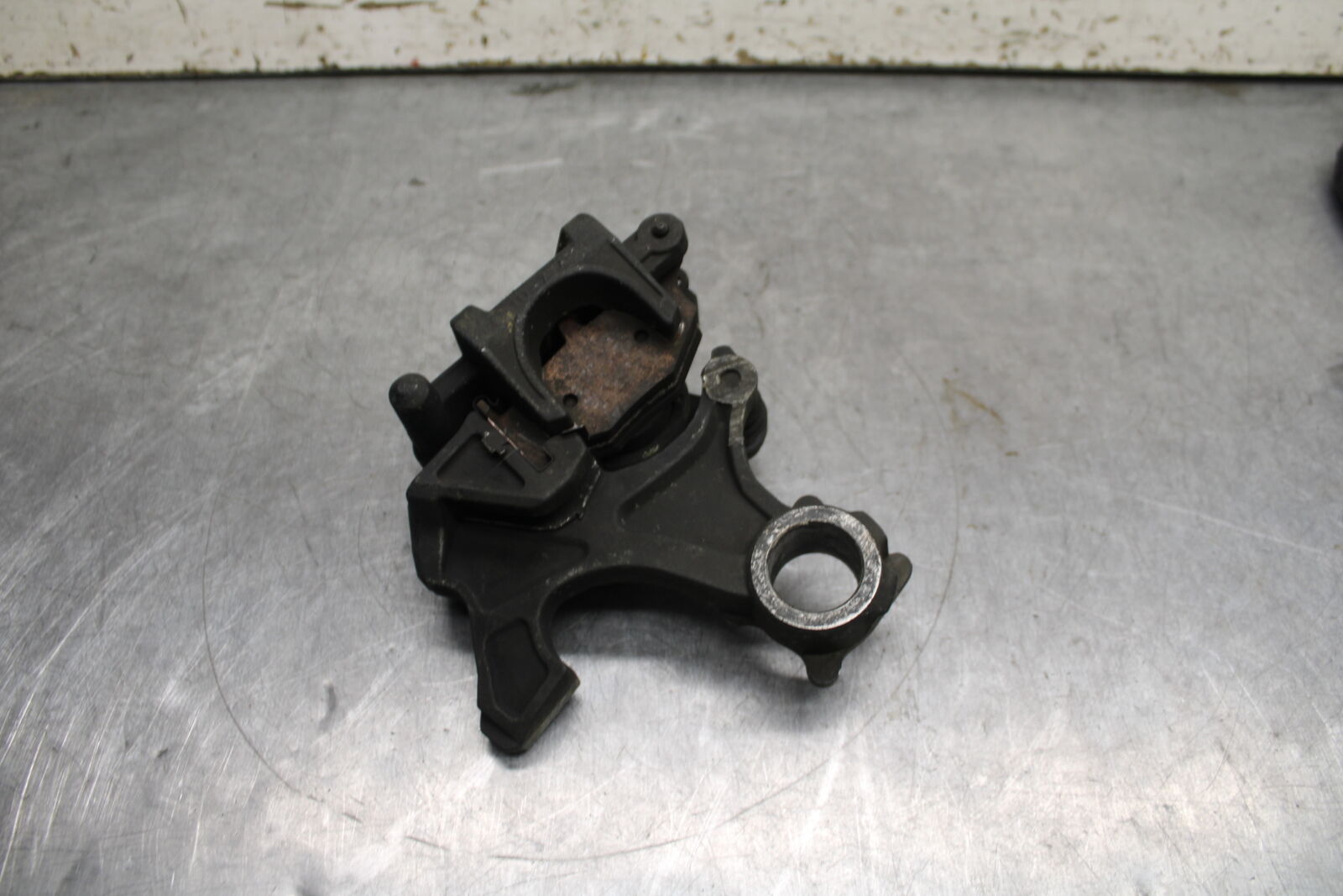 08-10 SUZUKI GSXR 600 REAR BACK BRAKE CALIPER W MOUNT BRACKET BB116