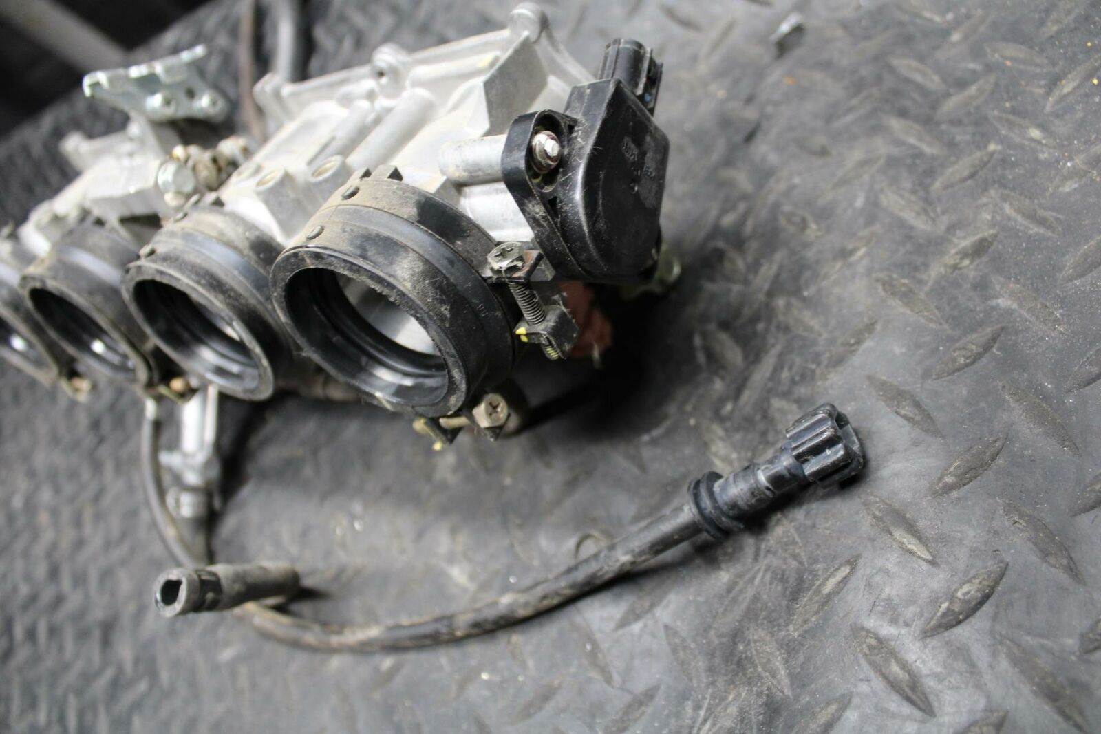 03-04 HONDA CBR600RR MAIN FUEL INJECTORS / THROTTLE BODIES 16400-MEE-672 BB200