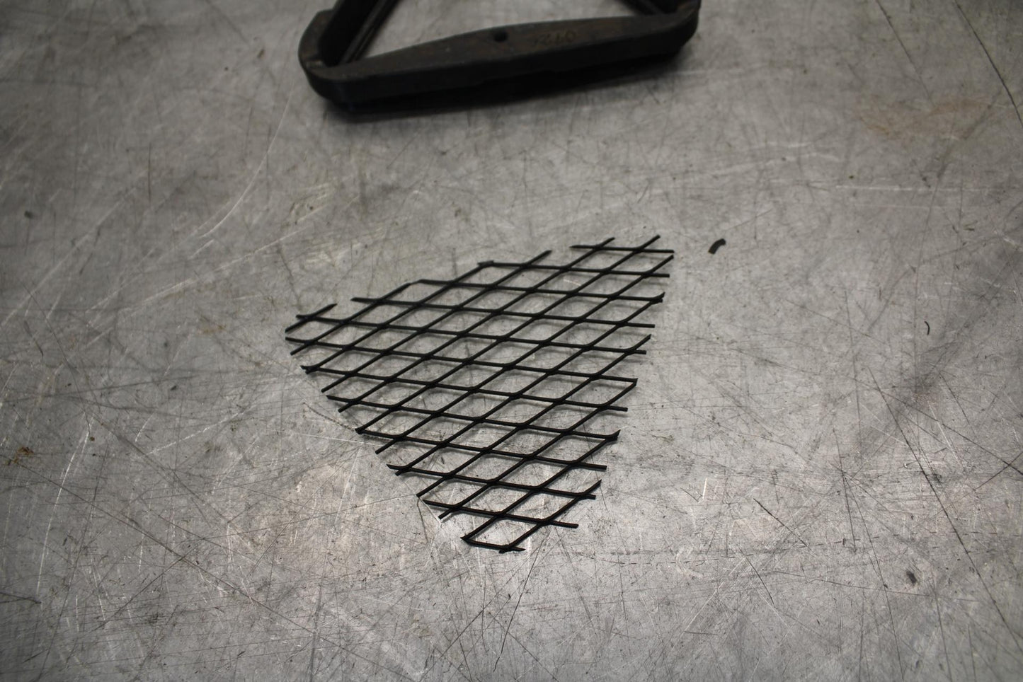 19-20 KAWASAKI NINJA ZX6R AIR INTAKE GRILL BB517