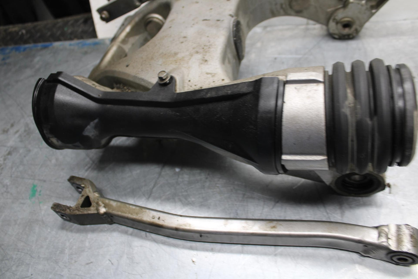 07-08 KAWASAKI CONCOURS 1400 ABS REAR SWINGARM BACK SUSPENSION SWING ARM BB449