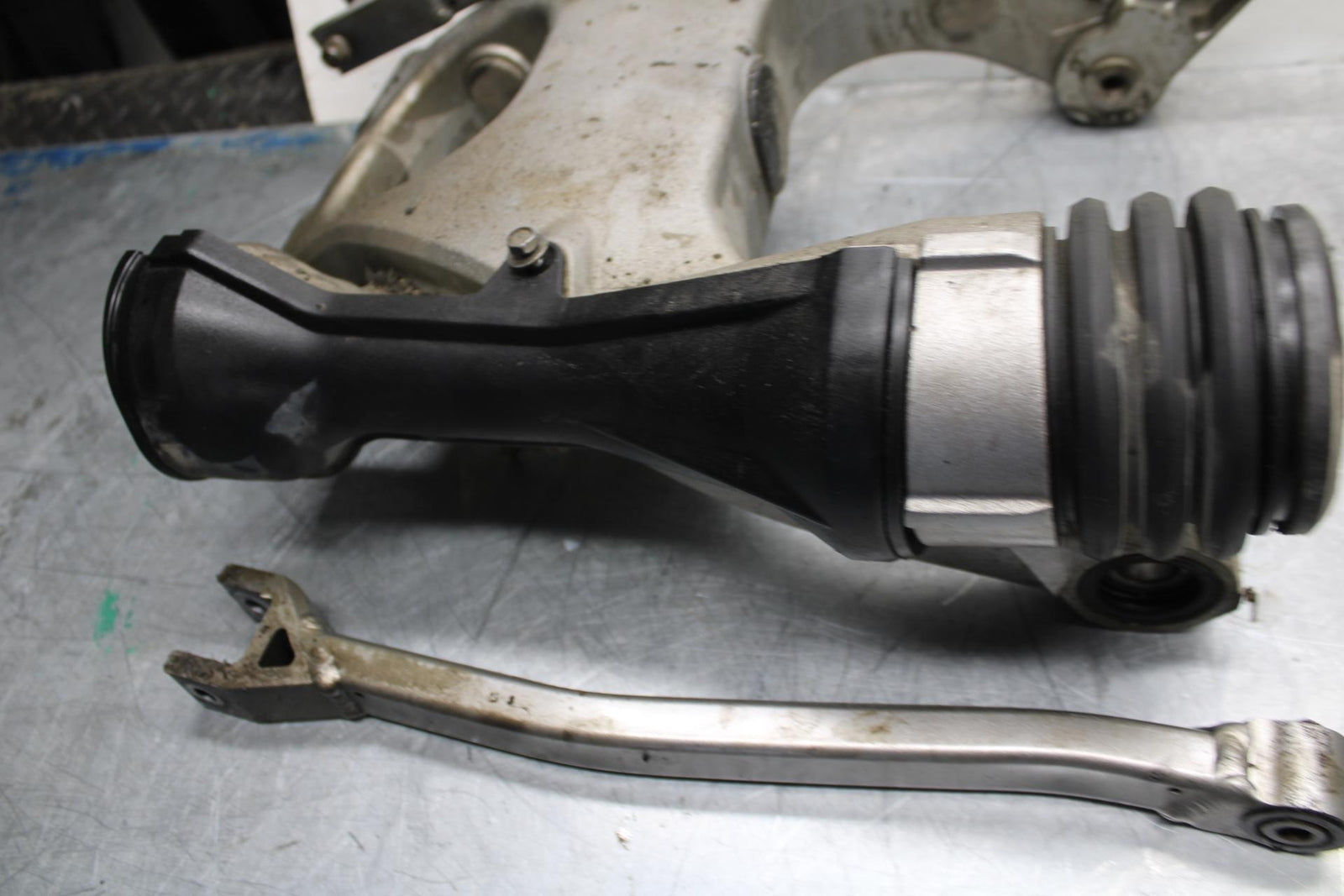 07-08 KAWASAKI CONCOURS 1400 ABS REAR SWINGARM BACK SUSPENSION SWING ARM BB449