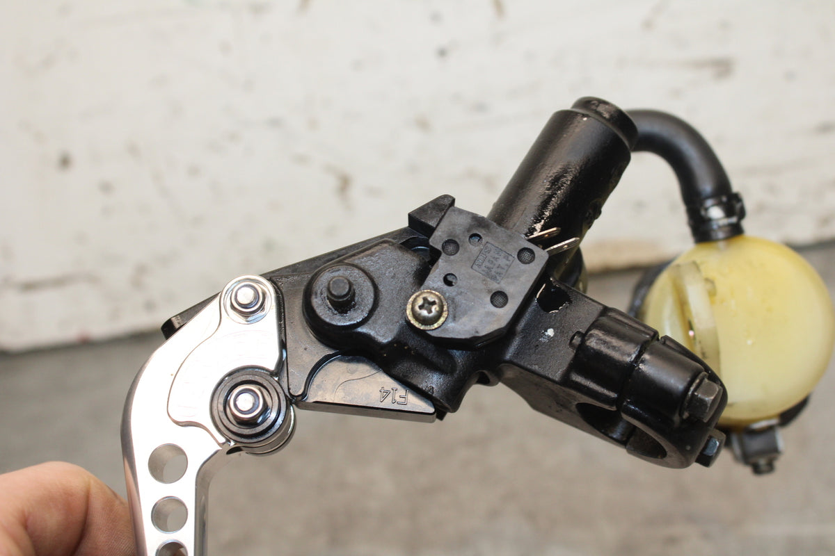 93 SUZUKI GSXR750W FRONT BRAKE MASTER CYLINDER w/ LEVER  BB112